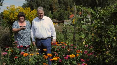 Bild: Christine Hollederer/exb
Landrat Richard Reisinger und Irmgard Popp im Garten der Hausenerin, die den Landkreis Amberg-Sulzbach beim Wettbewerb „Bayerns schönster Bauerngarten“ vertritt. Vom Landrat hat Irmgard Popp die Zusicherung, sie bei der möglichen Abstimmung Mitte September zu unterstützen.
