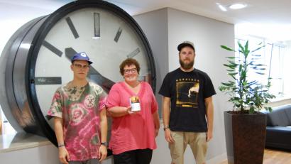 Bild: Klinikum/Uschold
Sänger Lukas Kern (links) und Gitarrist Benjamin Gebhardt (rechts) überreichen die Spende an Karin Borchers.