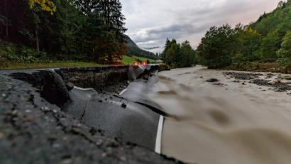 Bild: Expa/Jfk
Eine zerstörte Straße ist zu sehen. Foto: Expa/Jfk/aktuell