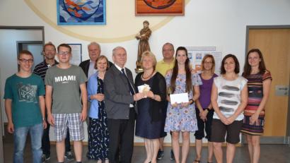 Bild: gi
PGR-Sprecherin Elisabeth Völkl überreichte an Pfarrer Josef Most das Geld für die Innenrenovierung der Pfarrkirche in Anwesenheit einige PGR-Mitgliedern (links) und den Elternbeirat des Kindergartens (rechts).