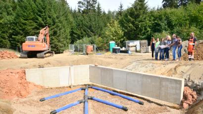 Bild: bey
Zweite Bürgermeisterin Andrea Lang (Fünfte von links) informiert sich mit Geschäftsleiter Günter Gschwindler (Dritter von rechts) über den Fortschritt der Arbeiten zur Sanierung der "Kühbühler Quellen".