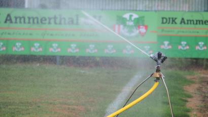 Bild: ref
Die Sprinkleranlage läuft bei der DJK Ammerthal aufgrund der langen Trockenheit jeden zweiten Tag von in der Früh bis Abends. In der Nacht wäre es sinnvoller, erklärt Platzwart Reinhold Badura. Aber ein Anwohner hat etwas dagegen.