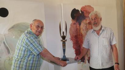 Bild: ubb
Hans-Georg Schulze und Toni Eichinger (v. li. beim Aufbau ihrer Exponate im Kunsthaus) freuen sich auf viel Besuch zu ihrer Ausstellung. Die Mitglieder der Vereine Kunsthaus Waldsassen und Kunstverein Tirschenreuth haben für die Präsentation einen kompletten Lkw mit Skulpturen, großflächigen Gemälden und Objekten von Tirschenreuth nach Waldsassen transportiert.