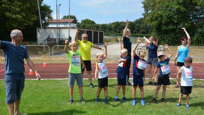 Bild: jr
Für ATS-Übungsleiter Gerhard Becker (links) ist ein intensives Aufwärmtraining mit Dehnübungen unbedingt erforderlich, bevor es ins Training oder in den Wettkampf geht. Dies wurde auch am Samstagnachmittag so praktiziert.