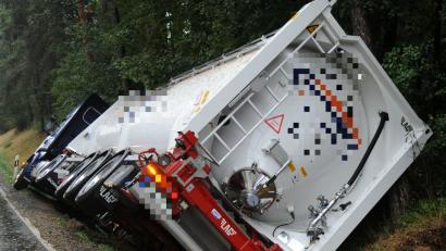 Bild: gf
Bei Kastl ist ein Silozug in Schieflage geraten: Der Fahrer berichtet, ein Autofahrer habe ihn in einer Kurve abgedrängt.