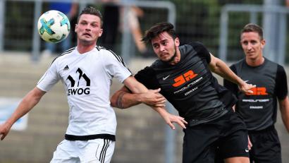 Bild: G. Büttner
Die SpVgg SV Weiden wird beim FC Tegernheim nicht in Bestbesetzung antreten können. Unter anderem ist der Einsatz von Stürmer Josef Rodler (links) gefährdet.