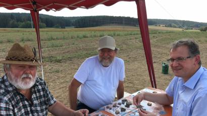 Bild: Held
Professor Dr. Erik Szameit (hinten links) und Ortsheimatpfleger Heinrich Schwarz zeigen Zweitem Bürgermeister Franz Grabinger (rechts), was sie seit 6. August im Boden bei Dietstätt gefunden haben.