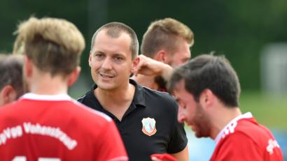 Bild: Alfred Schwarzmeier
Trainer Matthias Müller pusht seine Jungs: Die SpVgg Vohenstrauß will auch beim FC Dießfurt bestehen und seine Tabellenführung mit dem sechsten Sieg untermauern.