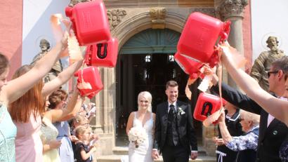 Bild: sne
Passend zum Gewerbe stand die Belegschaft der AVIA Tankstelle für Marco und Elisabeth mit Benzinkanistern Spalier.