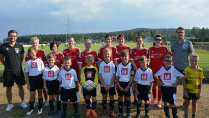 Bild: jr
Die F-Junioren gewannen gegen die eigenen Mütter klar mit 4:0 und bewiesen damit, dass es um den TSV-Fußball nicht schlecht bestellt ist. Klar, dass sich auch auch die TSV-Vorsitzenden Maximilian Siller (links) und Christopher Rüth (rechts) freuten.