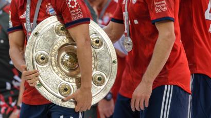 Bild: Matthias Balk/dpa
Wer schnappt sich am Ende der Saison die Meisterschale? Der FC Bayern ist wieder einmal haushoher Favorit. Ein erster Absteiger steht auch schon fest.