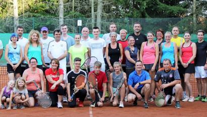 Bild: ü
Die Teilnehmer am Mitternachtsturnier der SC-Tennissparte.