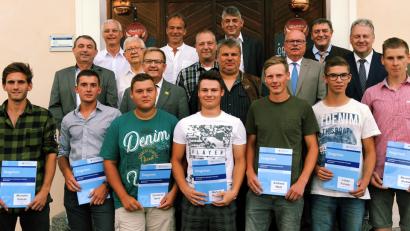 Bild: gf
Im Bild sind vorne (von links) die Prüfungsbesten zu sehen: Michalis Gatsas, Markus Ippisch, Zacharias Neidl, Markus Piehler, Andreas Weiß, Lukas Forster und Benedikt Niebler, dahinter Johann Fröhler (Schlagmann-Stiftung), Dietmar Melchner und Josef Meier (Meier Betonwerke), Martin Preuß, stellvertretender Innungsobermeister Bernd Kopp, Thomas Wilfer (Prüfungsauschuss), Innungsobermeister Wolfgang Hummel, dahinter Prüfungsvorsitzender Roman Kastl, Bürgermeister Jürgen Reitzenstein, Kreishandwerksmeister Hans Weber und Landrat Richard Reisinger.