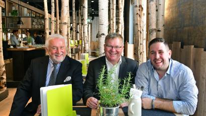 Bild: Petra Hartl
Ulrich Schmid, Eigentümer des Eckert-Hauses, Oberbürgermeister Michael Cerny und Inhaber Robin Ernst freuen sich, dass Amberg nun einen weiteren Anziehungspunkt hat: Das Hans im Glück.