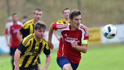 Bild: A. Schwarzmeier
Kann Kulmains Kapitän Florian Greger (rechts) seine Abwehr zusammenhalten? Der SV Schwarzhofen ist für seine Spielstärke und Offensivkraft bekannt.