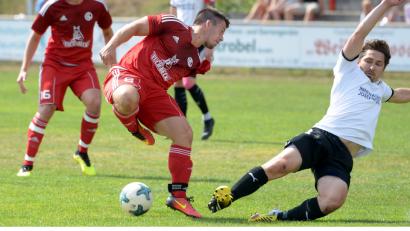 Bild: ref
Matthias Hopfengärtner (Mitte) am Ball im Zweikampf.