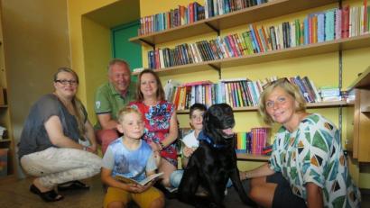 Bild: exb
Gfi-Koordinatorin Michaela Grießhammer, Leseclub-Ehrenamtlicher Hans Eichhammer, Schulleiterin Renate Zuber, zwei Schüler der Theobald-Schrems-Grundschule, Lesehund „Buddy“, und die Ehrenamtliche Bettina Bergauer (von links) freuen sich, dass der Leseclub an der Grundschule in die zweite Förderphase starten kann.