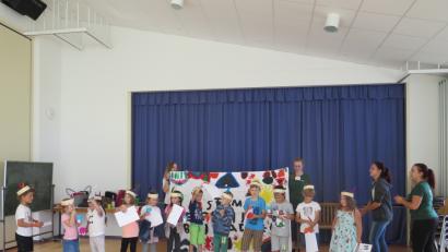 Bild: jzk
Stolz präsentieren die kleinen „Indianer“ ihre Urkunde.