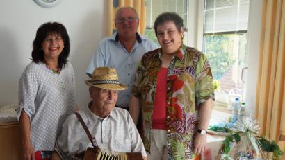 Bild: weu
Bürgermeister Heinz Weigl, Pflegedienstleiterin Katharina Schneider (links) sowie Verwaltungsleiterin Michaela Mösbauer gratulierten Ernst Vogl zu seinem 90. Geburtstag.