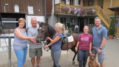 Bild: bl
Der Kollerhof ist für Sabine und Werner Held, ihre Töchter Lena und Julia sowie Schwiegersohn Florian Maisch (von links), hier mit Pferd "Rambo" und Hündin "Nala", der perfekte Urlaubsort.
