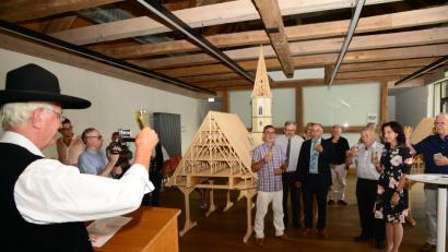 Bild: bey
Auf ein gelungenes Werkes, wie den Dachstuhl der Franzikander-Klosterkirche Eger muss nach Zimmermannsbrauch das Glas erhoben werden: Innungsobermeister Karl Müller bittet die Gäste mit Oberbürgermeister Zdenek Hrlak, Günter Juba, stellvertretenden Landrat Albert Nickl, Zimmermeister Josef Hauer, Bürgermeisterin Tanja Schiffmann und Rainer Christoph (vorne, von links) ihm nachzueifern.