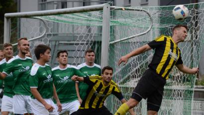 Bild: ham
Gespannt blickt die geballte Stullner Defensive, ob Weidenthals Claus Grossmann (rechts) den Eckball noch gefährlich vor das TSV-Gehäuse verlängert. Am Ende stand ein gerechtes Remis zwischen beiden Teams.