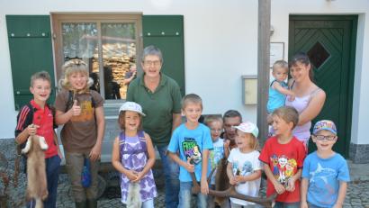 Bild: ak
Försterin Annette Schödel erklärt den Kindern beim Ferienprogramm alles rund um den Wald.