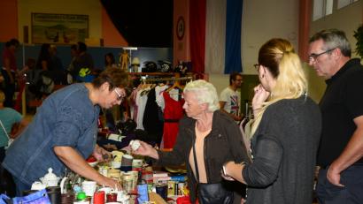 Bild: bey
Der erste Nachtflohmarkt der Vohenstraußer SPD in der alten Turnhalle kommt bei den Kunden bestens an.