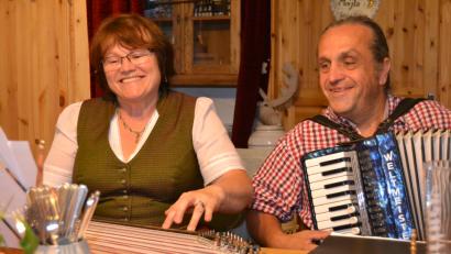 Bild: hcz
Andrea Zellner-Vitzthum und Martin Zellner aus Lennesrieth boten ein Potpourri amerikanischer Lieder.