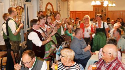 Bild: Gerhard Götz
Im Weidinger Hof stießen Irene Träxle und Kamilla Spichtinger mit einem Tusch der „Blescher Blosn“ aus Oberviechtach auf ein gutes Gelingen der 13. Musiknacht an.