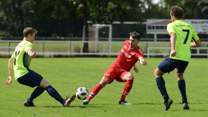 Bild: ham
Maximilian Herzog (links) sorgte für den ersten Pfreimder Paukenschlag: Er schoss den Landesliga-Aufsteiger gegen den haushohen Favoriten aus Passau in Führung. Am Ende stand ein sensationeller 4:2-Erfolg der gastgebenden SpVgg.