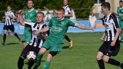 Bild: ham
Sebastian Ebenburger (Mitte), Wernbergs Torschütze zum 1:0, behauptet sich in dieser Szene gegen den Schwarzenfelder Simon Grassmann.