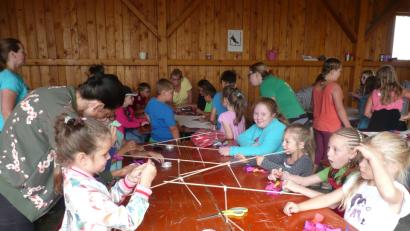 Bild: amö
Unter Anleitung des Gartenbauvereins basteln die Kinder im Ferienprogramm einen Drachen.