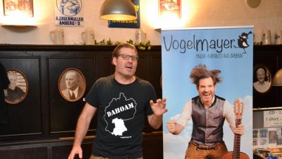 Bild: Wolfgang Ruppert
Vogelmayer hat eigentlich einen Freund, der ihn auf der Trompete begleitet (Gitarre kann er ja selbst). Weil der Freund aber nicht gesellschaftsfähig ist, imitiert Vogelmayer das Blasinstrument mit dem Mund. Ihm ist aber auch schon selbst aufgefallen, dass das dann mehr "wie eine kranke Hena" klingt.