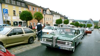 Bild: rn
Besonderer Blickfang am Karlsplatz: Ford-Edsel, Baujahr 1959, 4,9 Liter, an nur 110 847 Kunden verkauft.