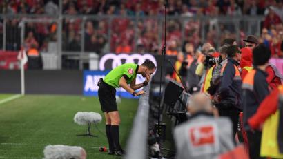 Bild: agentur_dpa
Schiedsrichter Bastian Dankert schaut sich eine Videoaufzeichnung eines Elfmeters für Bayern München an und lässt ihn anschließend wiederholen.