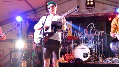 Bild: ohr
Fetzig, rockig, mitreißend spielte die Fünf-Mann-Band „Grögötz- Weißbir“ zum Auftakt der dreitägigen Stullner Kirwa auf.