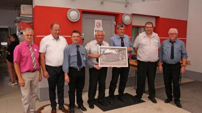 Bild: ow
Als Festgeschenk zum 130-jährigen Bestandsfest überreichen Vorsitzender Gerhard Müller (Hausnummer 33, Dritter von links), Kommandant Gerhard Müller (Hausnummer 30, Dritter von rechts) und der frühere Vorsitzende Hermann Gmelch (rechts) den Mogersdorfer Kameraden ein Bild mit den Mitgliedern der Mockersdorfer Feuerwehr.