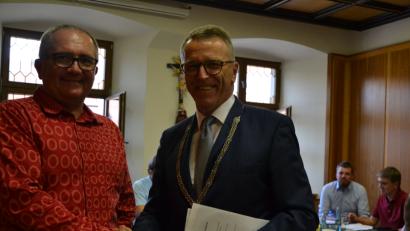 Bild: szl
In der Stadtrat-Sitzung im Augsut vereidigt Bürgermeister Franz Stahl (rechts) Gunar Prauschke (links) als neues Mitglied im Stadtrat. Prauschke folgt auf Florian Busl, der bereits im Juli aus beruflichen Gründen sein Mandat niedergelegt hat.