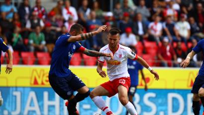 Bild: Sascha Janne
Sargis Adamyan am Ball vor Dominik Schmidt.