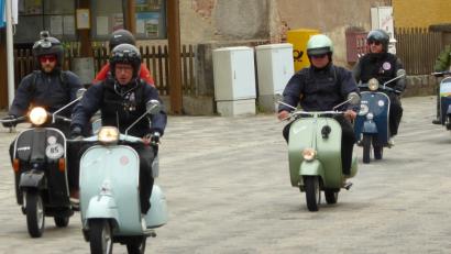 Bild: fsb
Die „Vespa“-Gruppe aus Algund ist mit ihren historischen Motorrollern dabei.