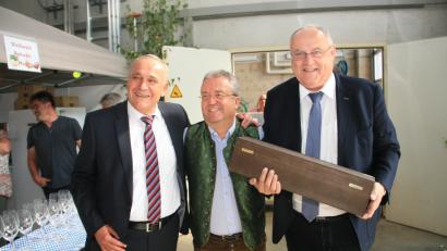 Bild: wro
Bei Tonis 60. gaben sich die Ehrengäste die Klinke in die Hand. Unter vielen anderen gratulierten auch Weidens OB Kurt Seggewiß (links) und sein Weidener Bürgermeister Lothar Höher (rechts).