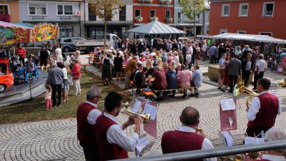 Bild: le
Sonne, Karussell, Blasmusik, Fieranten und Blasmusik gehören zum gemütlichen Sonntag der Flosser Kirwa.