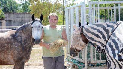 Bild: Würth, Wolfgang
Noch hat Jürgen Pschierer Heu für seine Pferde. Wie lange die Vorräte reichen, weiß der Landwirt aus Latsch nicht.