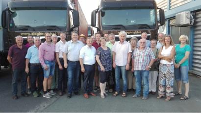 Bild: exb
Landrat Wolfgang Lippert stattete mit der Kreistagsfraktion und Kandidaten der Freien Wähler der Ziegler Group in Wiesau einen Besuch ab. Seniorchef Wilhelm Ziegler (Neunter von links) gab der Gruppe Einblicke in das Unternehmen.