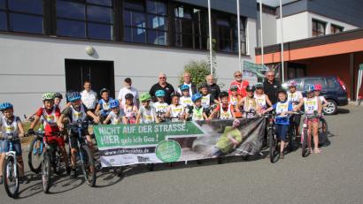 Bild: frd
Über 20 Kinder stellten sich den Prüfungen mit dem Fahrrad. Die Führungskräfte vom ADAC, von der Verkehrswacht und der Polizei (im Hintergrund) haben versucht, ihnen einige entscheidende Tipps zu vermitteln.




Über 20 Kinder stellten sie den Prüfungen mit dem Fahrrad im Rahmen des Ferienprogramms.
Die Führungskräfte vom ADAC, von der Gebietsverkehrswacht und der Polizei (im Hintergrund) haben ein paar Stunden in die Sicherheit der Kinder auf unseren Straßen investiert, die den Kiondern und den übrigen Verkehrsteilnehmern zugute kommen




Über 20 Kinder stellten sie den Prüfungen mit dem Fahrrad im Rahmen des Ferienprogramms.
Die Führungskräfte vom ADAC, von der Gebietsverkehrswacht und der Polizei (im Hintergrund) haben ein paar Stunden in die Sicherheit der Kinder auf unseren Straßen investiert, die den Kiondern und den übrigen Verkehrsteilnehmern zugute kommen




Über 20 Kinder stellten sie den Prüfungen mit dem Fahrrad im Rahmen des Ferienprogramms.
Die Führungskräfte vom ADAC, von der Gebietsverkehrswacht und der Polizei (im Hintergrund) haben ein paar Stunden in die Sicherheit der Kinder auf unseren Straßen investiert, die den Kiondern und den übrigen Verkehrsteilnehmern zugute kommen




Über 20 Kinder stellten sie den Prüfungen mit dem Fahrrad im Rahmen des Ferienprogramms.
Die Führungskräfte vom ADAC, von der Gebietsverkehrswacht und der Polizei (im Hintergrund) haben ein paar Stunden in die Sicherheit der Kinder auf unseren Straßen investiert, die den Kiondern und den übrigen Verkehrsteilnehmern zugute kommen




Über 20 Kinder stellten sie den Prüfungen mit dem Fahrrad im Rahmen des Ferienprogramms.
Die Führungskräfte vom ADAC, von der Gebietsverkehrswacht und der Polizei (im Hintergrund) haben ein paar Stunden in die Sicherheit der Kinder auf unseren Straßen investiert, die den Kindern und den übrigen Verkehrsteilnehmern zugute kommen