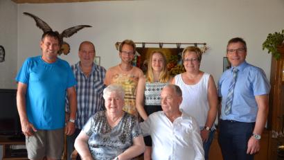 Bild: gi
Christel und Günter Dombrowski sind seit 60 Jahren verheiratet. Dazu gratulieren Sohn Michael, Tochter Sabine mit ihrem Lebensgefährten sowie die Enkel und Bürgermeister Hermann Ach.