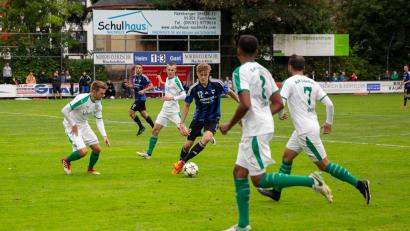 Bild: Ulrich Schuster
Die DJK Gebenbach (weiße Trikots) hatte die SpVgg Jahn Forchheim so ziemlich im Griff – bis auf die letzten Minuten.