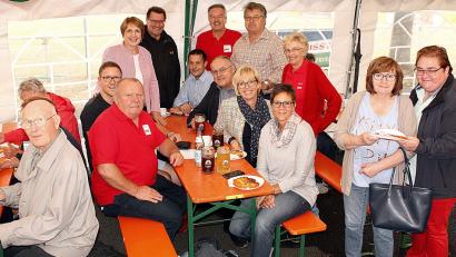 Bild: R. Kreuzer
Regnerisches Wetter zwingt die Festbesucher der SPD ins Festzelt. Das tut der Stimmung aber keinen Abbruch.