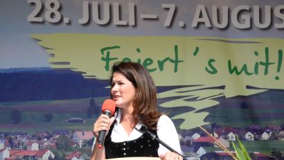 Bild: bey
Bayerns Landwirtschaftsministerin Michaela Kaniber spricht sich in ihrer Ansprache für pragmatische Maßnahmen gegen den Wolf aus.